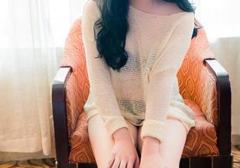 GIRLT果团网 – 当纯白遇上蜜桃Q妹儿：这套图简直像云朵的温柔拥抱！