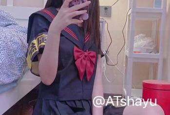 免费下载at鲨鱼的白色泳衣，仿佛感受到了阳光洒在肌肤上的温度