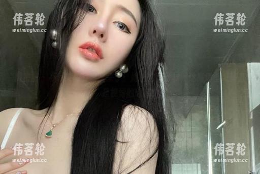 微密圈 - 不爱笑的赛琳又来了！她的完美身材，这高清壁纸简直是视觉的诱惑！