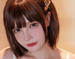 看看千夜未来如何把黑丝穿出新高度，高清套图等你下载！