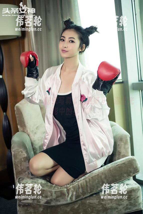 头条女神-周熙妍 头条女神 - 居家写真《周熙妍》:温柔光影中的小囧事