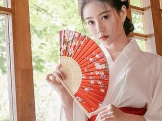 年年Nnian蕾丝：每一张精选美图，都像是在悄悄跟你说悄悄话。