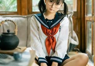 私房图集大揭秘！幼水铃衣用丝袜为你的周末增添浪漫！
