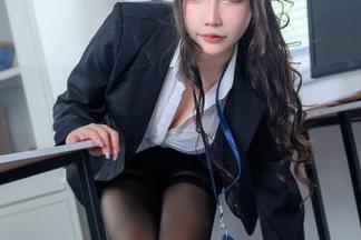 来看看抱走莫子婚纱的高清写真集，温暖得像夏天的微风。