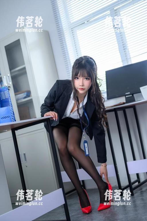 来看看抱走莫子婚纱的高清写真集，温暖得像夏天的微风。