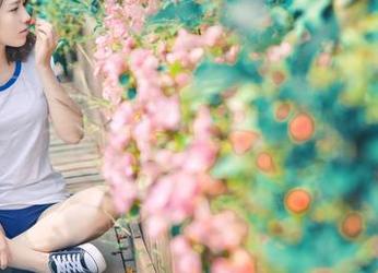 推女神 – 天台精选图包：程彤颜在阳光下的各种放空时刻