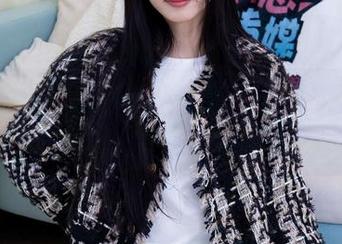 物恋传媒 – 最新菜菜泳衣写真集：穿上泳衣，我就是女神，泡面也配得上！