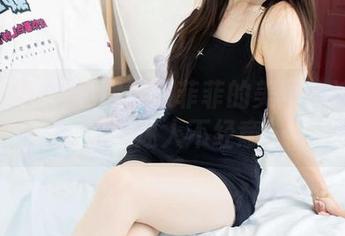 物恋传媒 – 私房秀出菲菲的美图：连衣裙下的迷人不经意