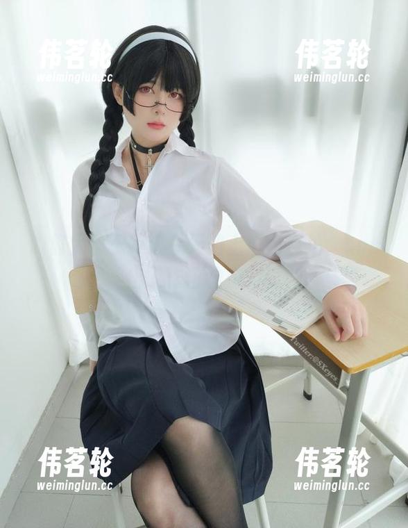 眼酱大魔王w：今天的上班前自拍，cos出工作日的魔力！