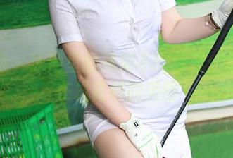 秀人网 – 泳池里的周周不吃香菜：每天都在发福利的美图