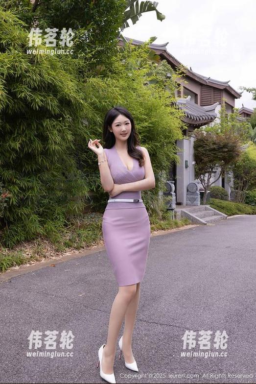 秀人网 - 校园里那抹白的瞬间：白茹雪Abby的原图下载，谁能抗拒这个甜美视角？