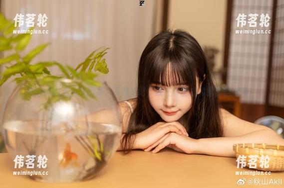 秋山AkI 秋山AkI天台写真集:下载来吧,放在你的虚拟橱窗里炫耀!