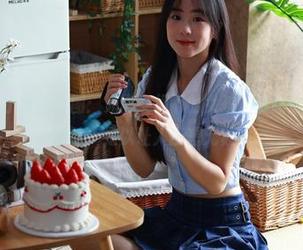 绮梦摄影 – 小艺的套图：光影交织下的女孩，隐隐透露出一丝丝暧昧，足以让人猜想无数。