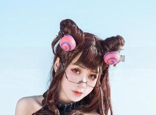 私拍合集：芊川一笑MNK与紫式部泳装的微妙默契