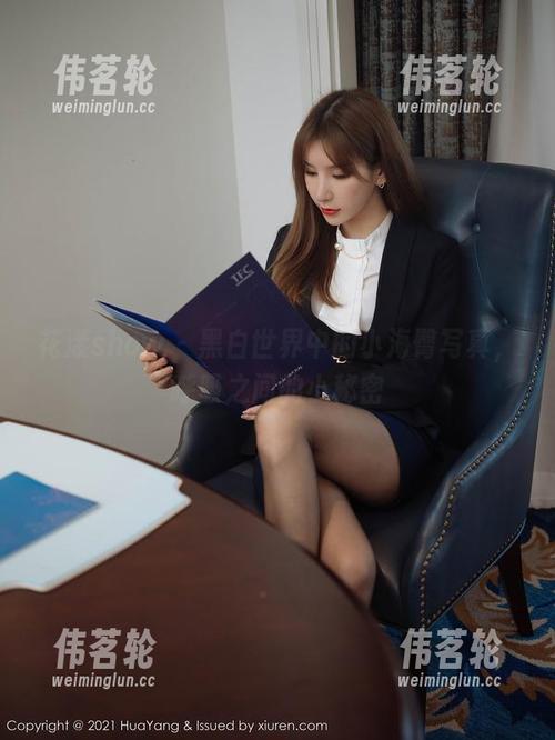 花漾show - 黑白世界中的小海臀写真，呼吸之间的小秘密
