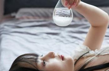 蜜桃社 – 一瞬心动：冰露女神闪耀的美图套图大公开