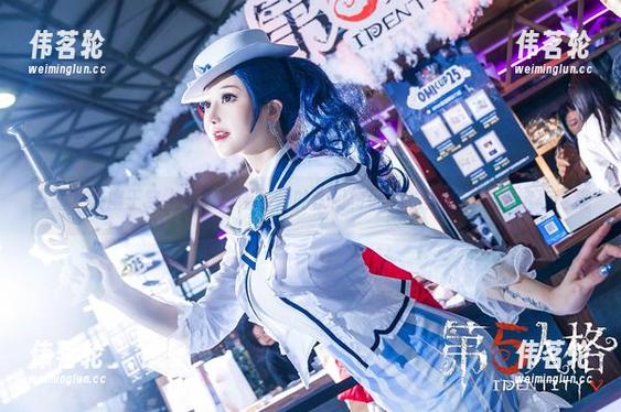 当露儿大魔王穿上礼服，摄影师的快门怜悯她的美丽——精选写真集