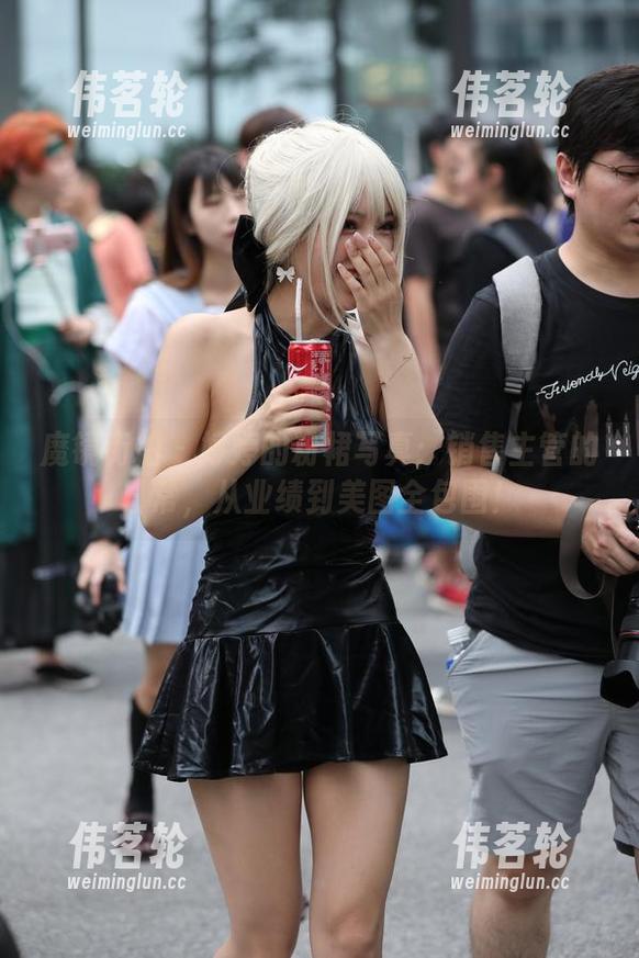 魔镜街拍 - 婷婷的粉裙写真：销售主管的日常，从业绩到美图全包围！