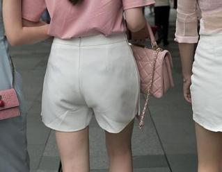 魔镜街拍 – 美图分享，看看婷婷的黑丝美腿和白色连衣裙，心情瞬间都变好了！
