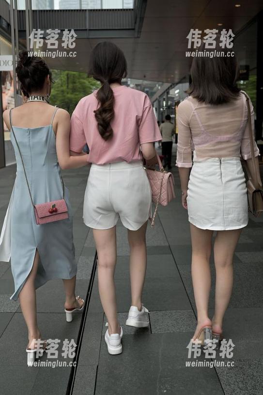 魔镜街拍 - 美图分享，看看婷婷的黑丝美腿和白色连衣裙，心情瞬间都变好了！