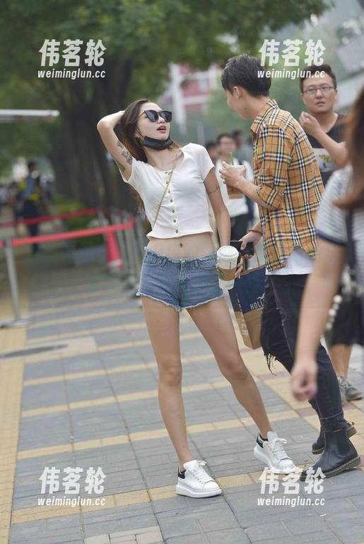 旗袍肉丝小姐姐遛狗的时刻，魔镜街拍全套图包，快乐不止一面！