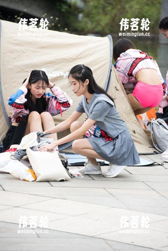 魔镜街拍：当绿色包臀裙遇上丝袜，绝美瞬间合集！